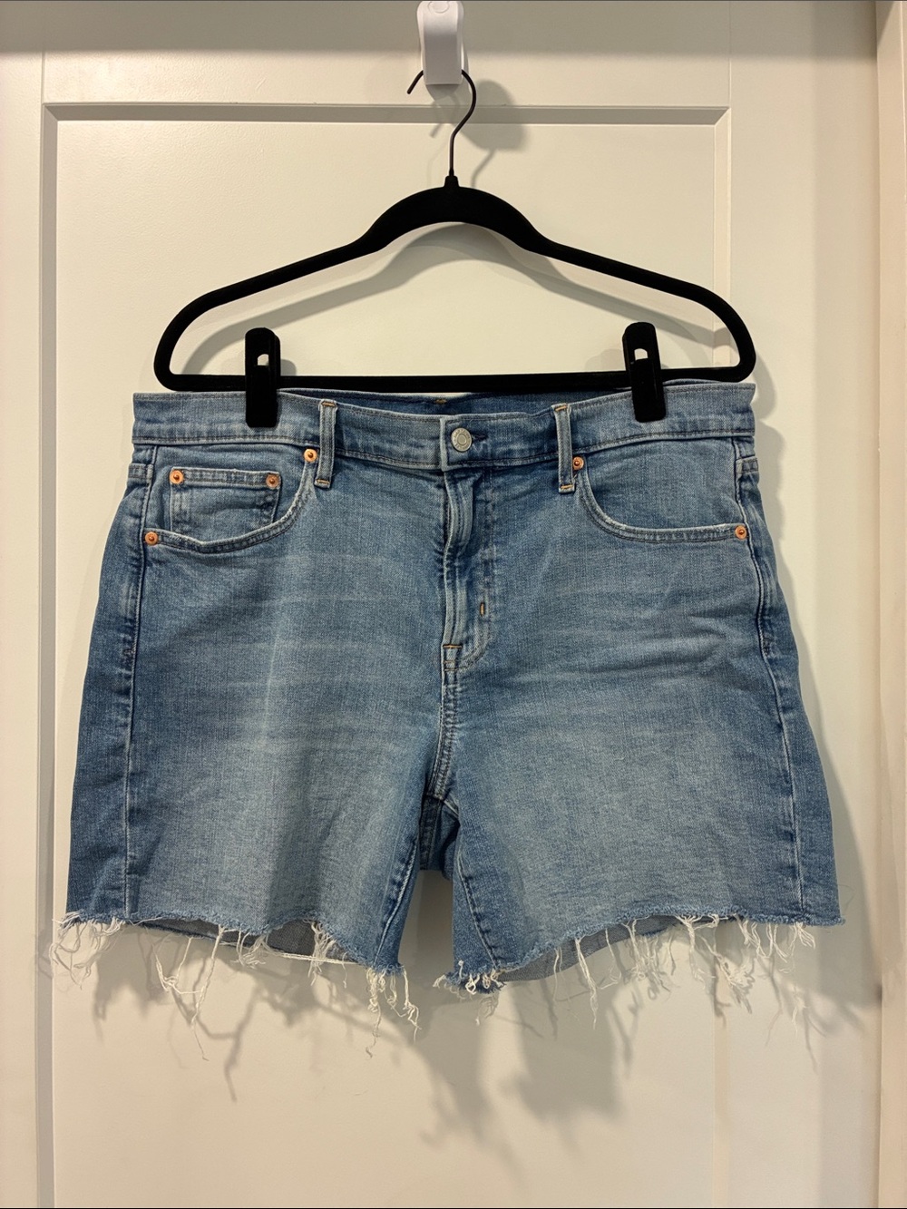 GAP Denim 5" Mid Rise Shorts in Faded Blue